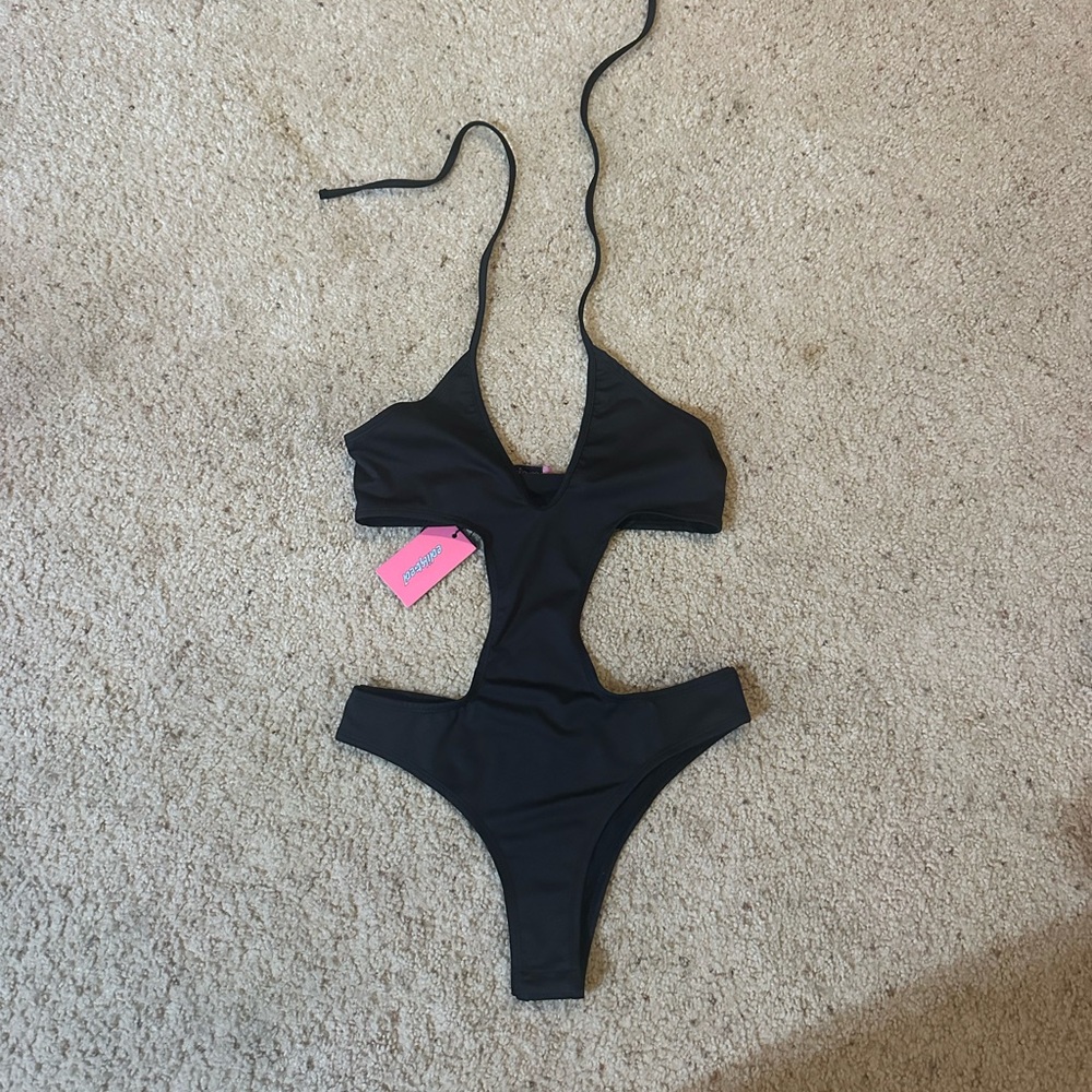 Edikted Unity Cut Out Bodysuit - Picture 2 of 3